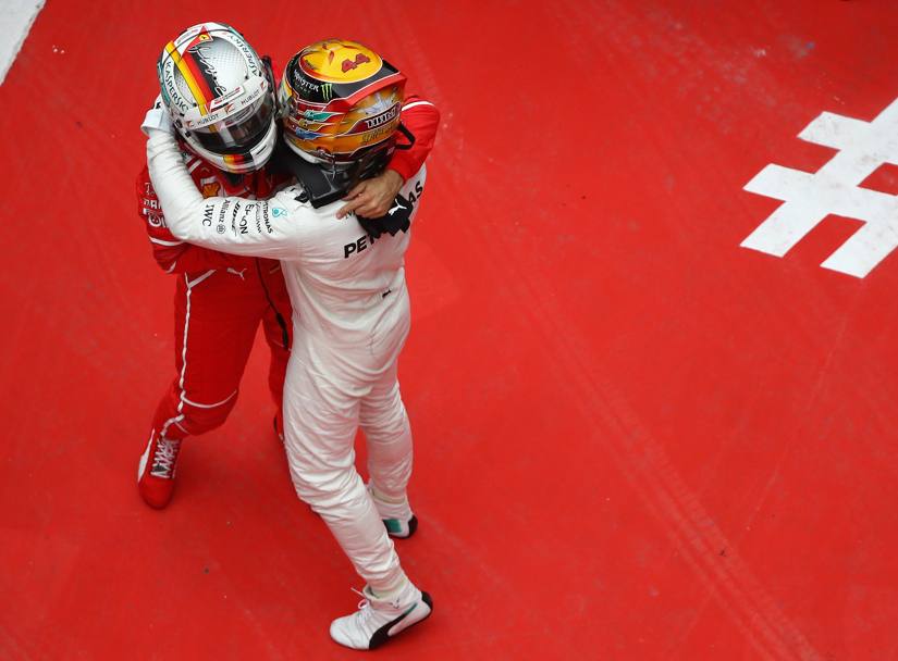 Bella stretta di mano tra Hamilton e Vettel, secondo. Getty